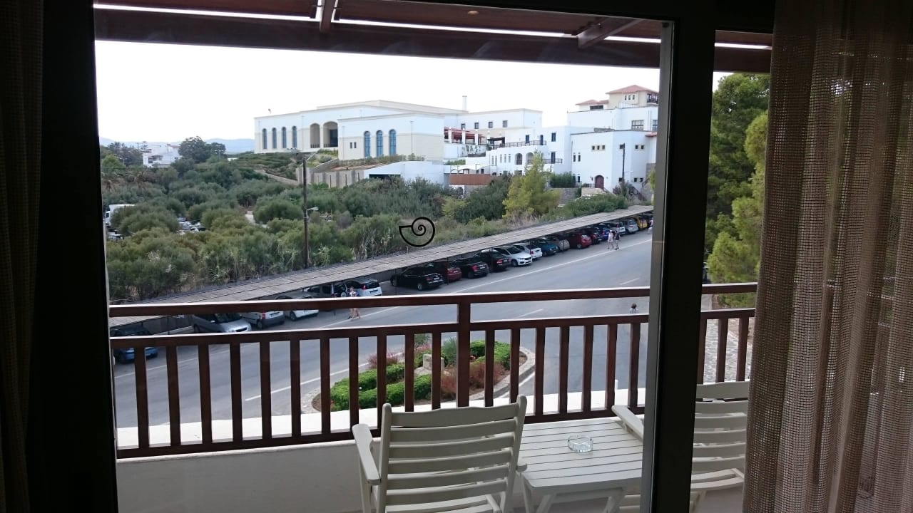 Erstes Zimmer mit Blick auf den Parkplatz Creta Maris Resort
