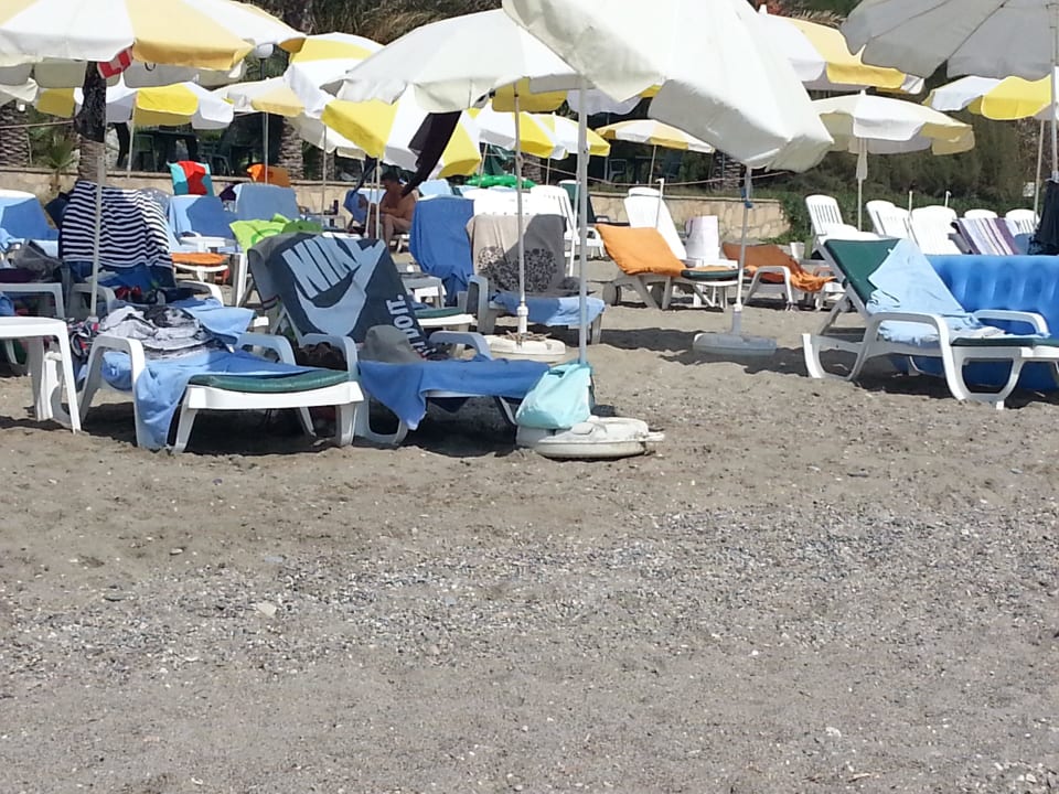 Mittags um 13 Uhr sind alle an der Strandbar essen Hotel Yetkin