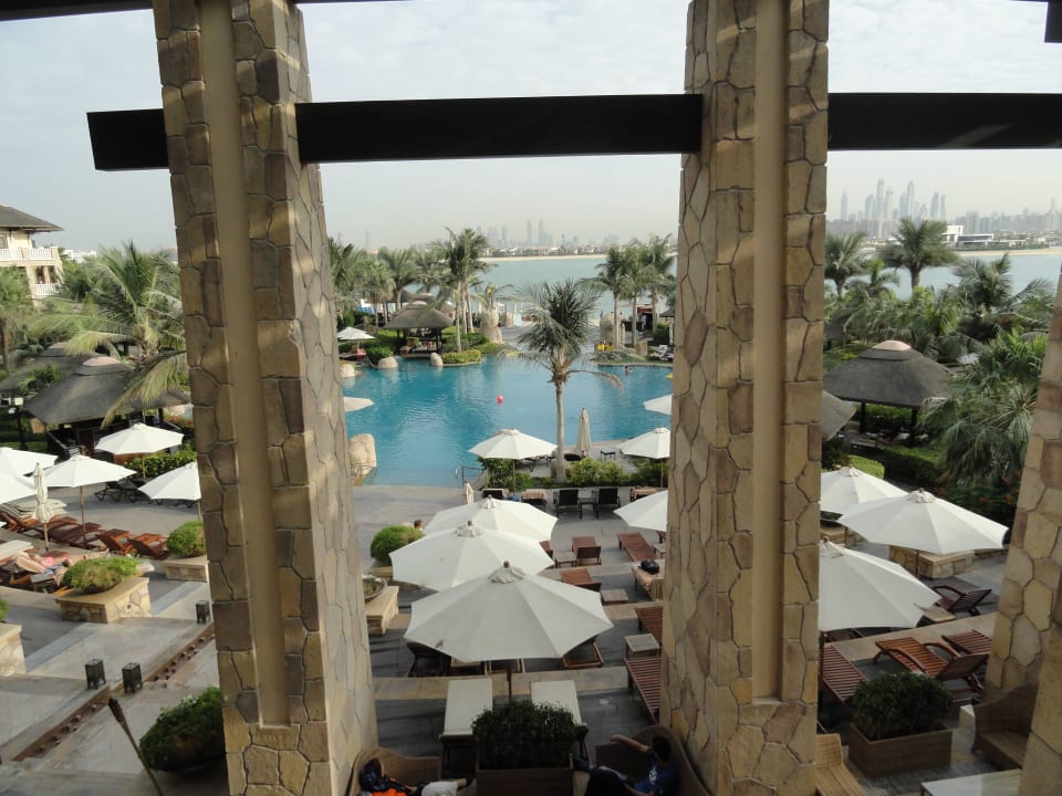 Бассейн Sofitel Dubai The Palm Resort & Spa