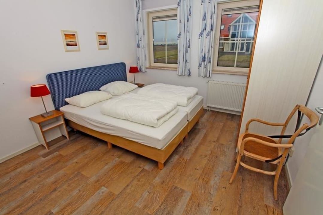 Slaapkamer, begane grond met TV,wastafel en douche Weidevilla 13