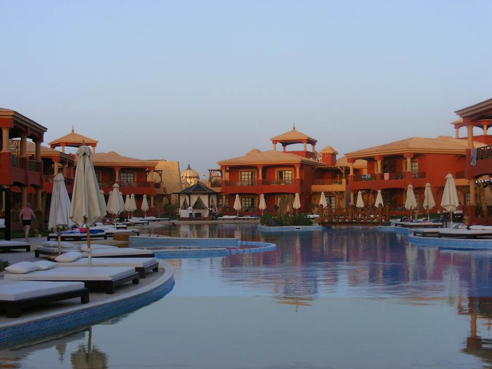 Basen przy pokojach Pickalbatros Alf Leila Wa Leila Resort - Neverland Hurghada