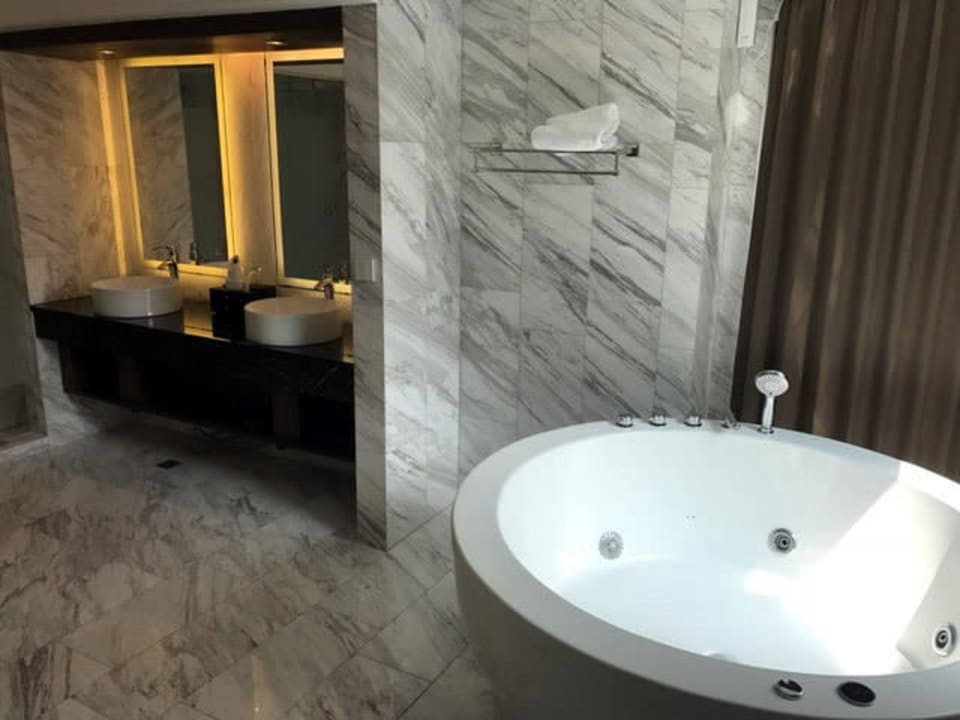 Großes Bad mit zusätzl. Dusche und WC Arte Hotel