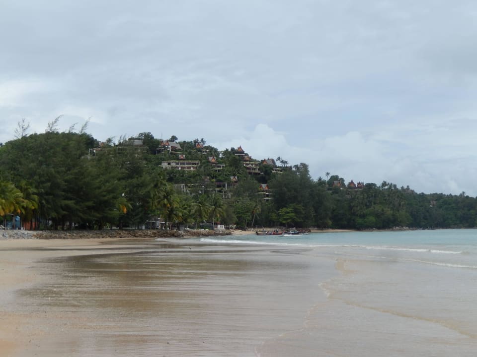 Strand links Best Western Premier Bangtao Beach Resort & Spa