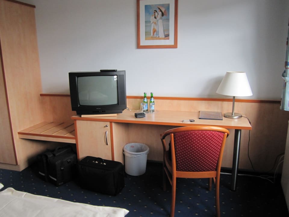 Schreibtisch mit Fernseher Landgasthof Bei Kleins