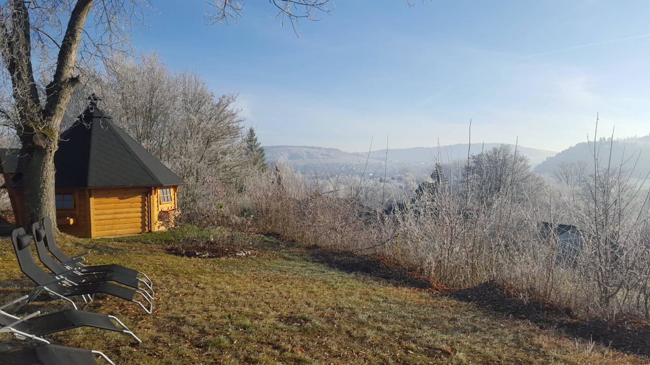 Liegewiese mit Grillkota und Blick ins Taubertal  Vitalhotel König am Park