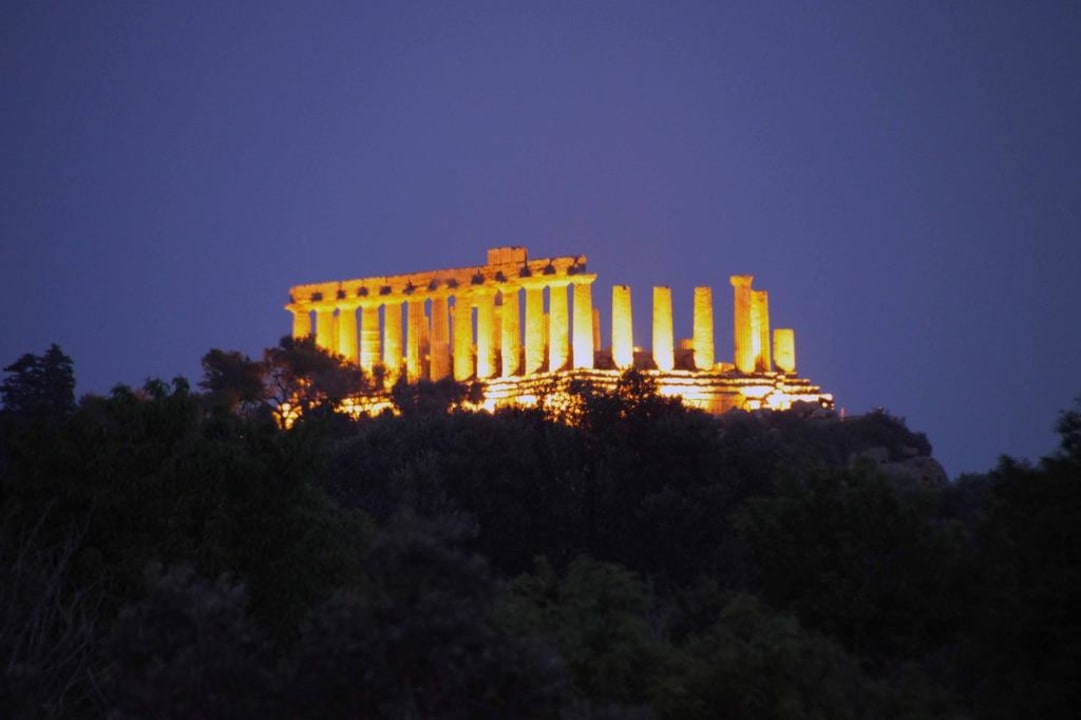 Ausblick von der Terrasse bei Nacht Villa Athena Resort