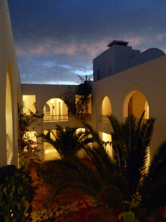 Abends, vor dem Hotelzimmer Calimera Yati Beach