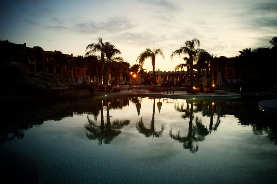 Вечерний вид на бассейн рядом с пляжным рестораном Stella Beach Resort & Spa Makadi Bay