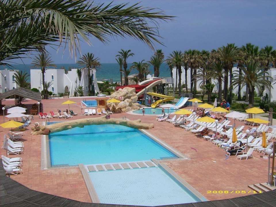 Blick vom Balkon auf die Poolanlage Ruspina Beach Resort