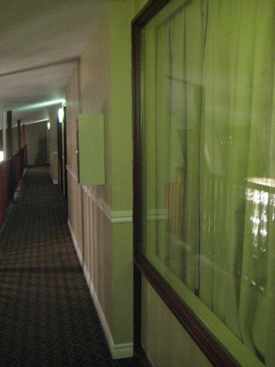 Flur mit Zimmerfenstern von außen Hotel Econo Lodge Aeroport