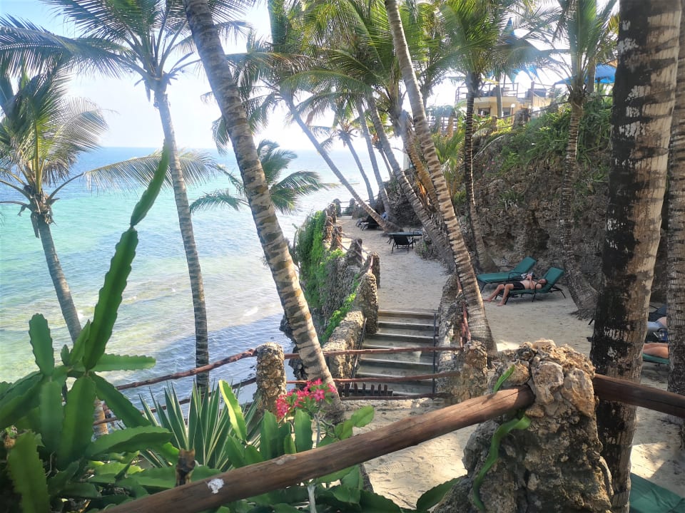 Strand Bahari Beach Hotel