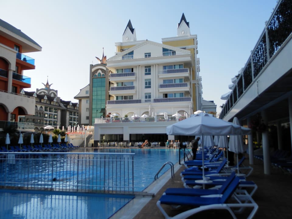 Poolanlage mit Blick zum Hotel Dream World Resort & Spa