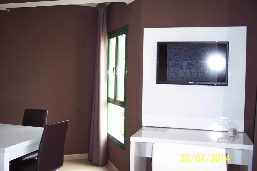 Fernseher im Wohnzimmer Playa Olid Suites & Apartments