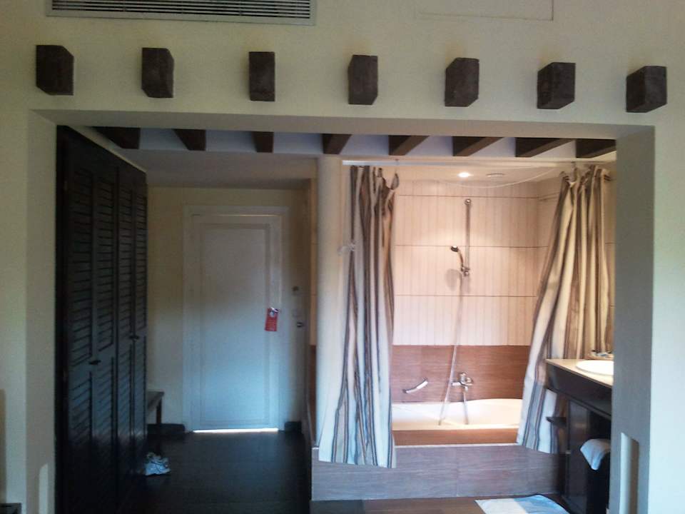 Bad und Zimmertür Hotel Paradis Palace