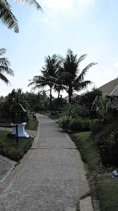Der Weg zum Bungalow Hotel Aureum Palace Resort