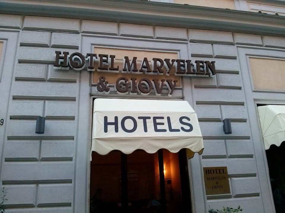 Entrance to the hotel Hotel Maryelen