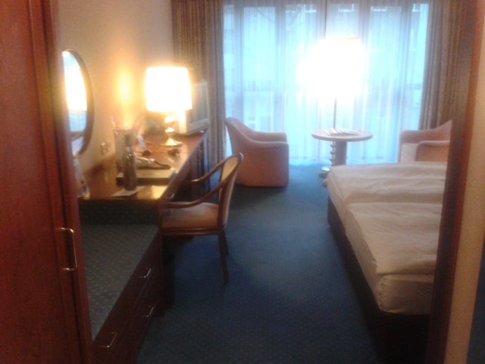 Blick vom Eingang ins Zimmer Maritim Hotel Köln