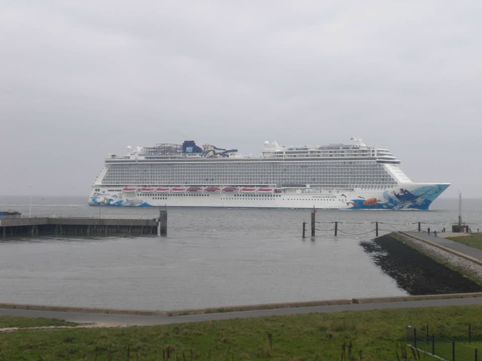 Kreuzfahrtschiff hautnah Haus Residenz am Yachthafen Hamer Ferienappartements