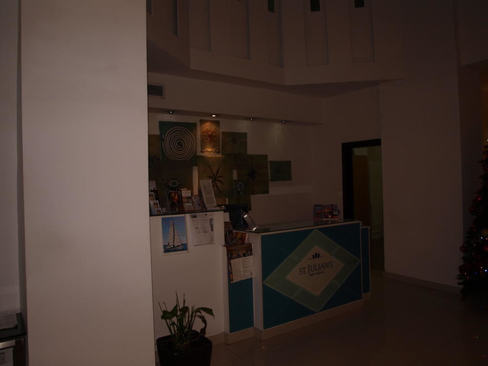 Rezeption St. Julian's Bay Hotel