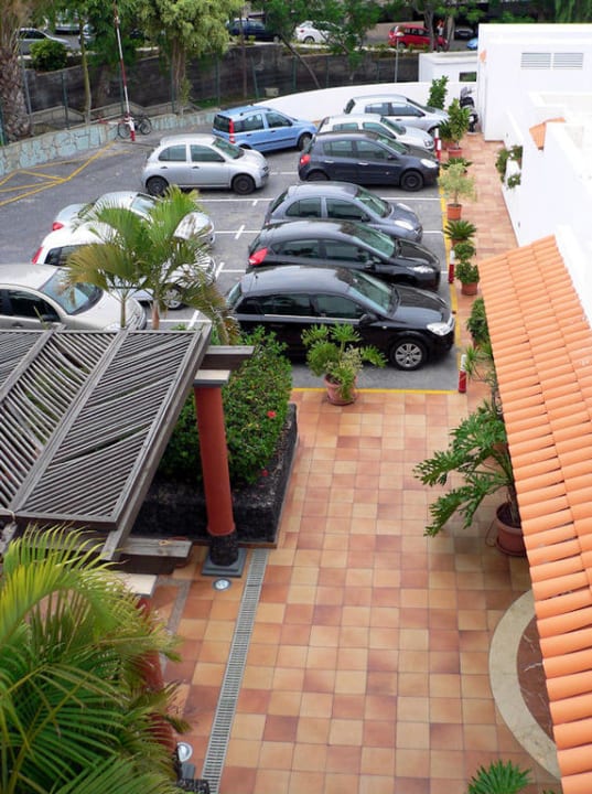 Blick von oben auf den Eingang und Parkplatz allsun Hotel Los Hibiscos