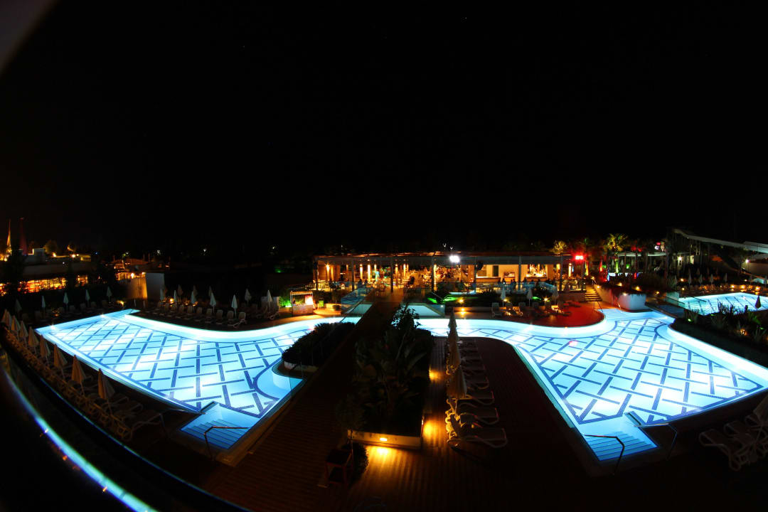 Poolanlage bei Nacht von der Terrasse aus Sentido Trendy Verbena Beach
