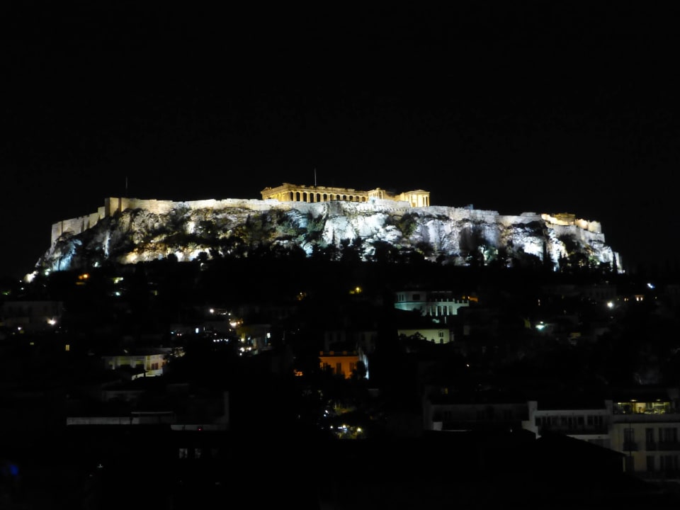 Akropolis bei Nacht von der Dachterrasse Hotel Plaka