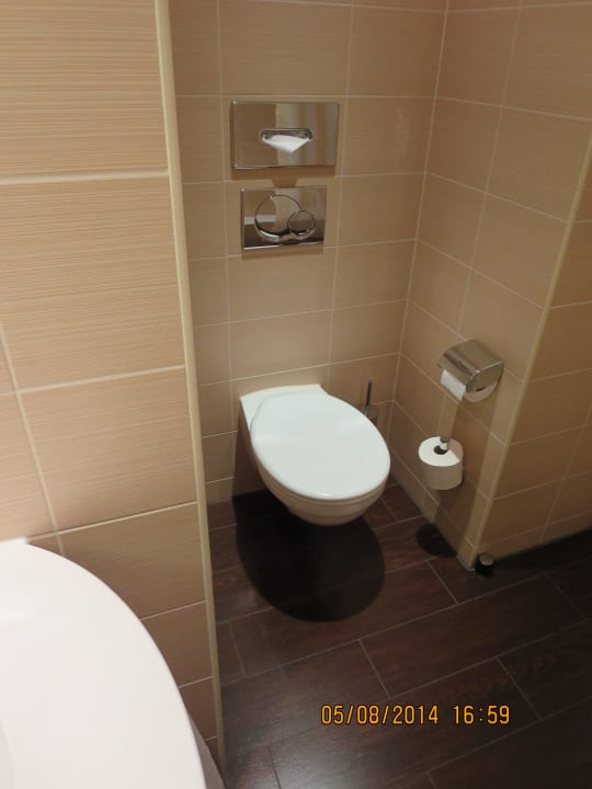 Achtung: Toilette TIEF ist eher für Kleinwüchsige  Hilton Garden Inn Frankfurt Airport
