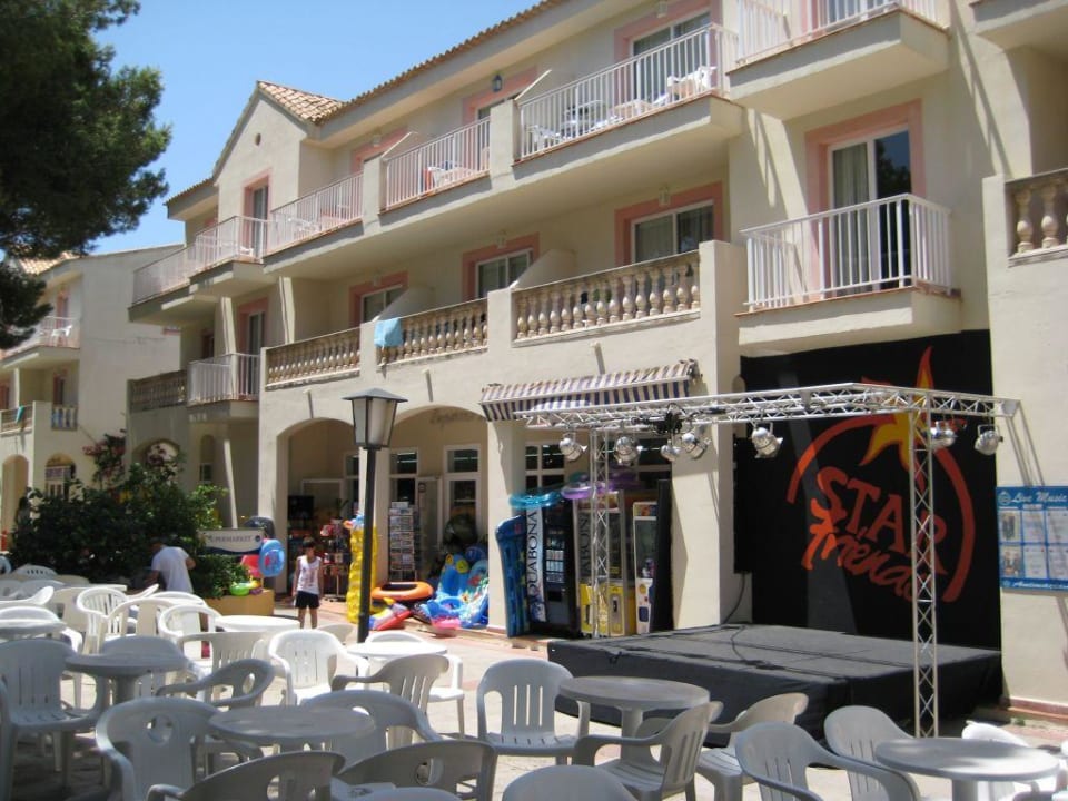 Zweite Animationsbühne und Teil der Einkauffstraße Iberostar Waves Club Cala Barca