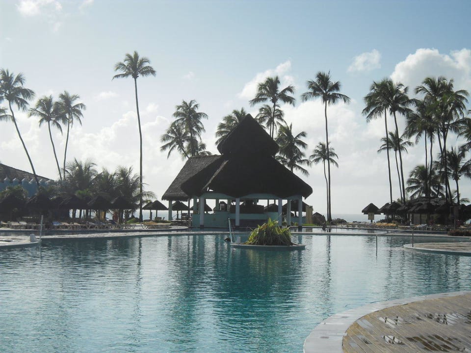 Poolanlage mit Poolbar Iberostar Waves Bahia