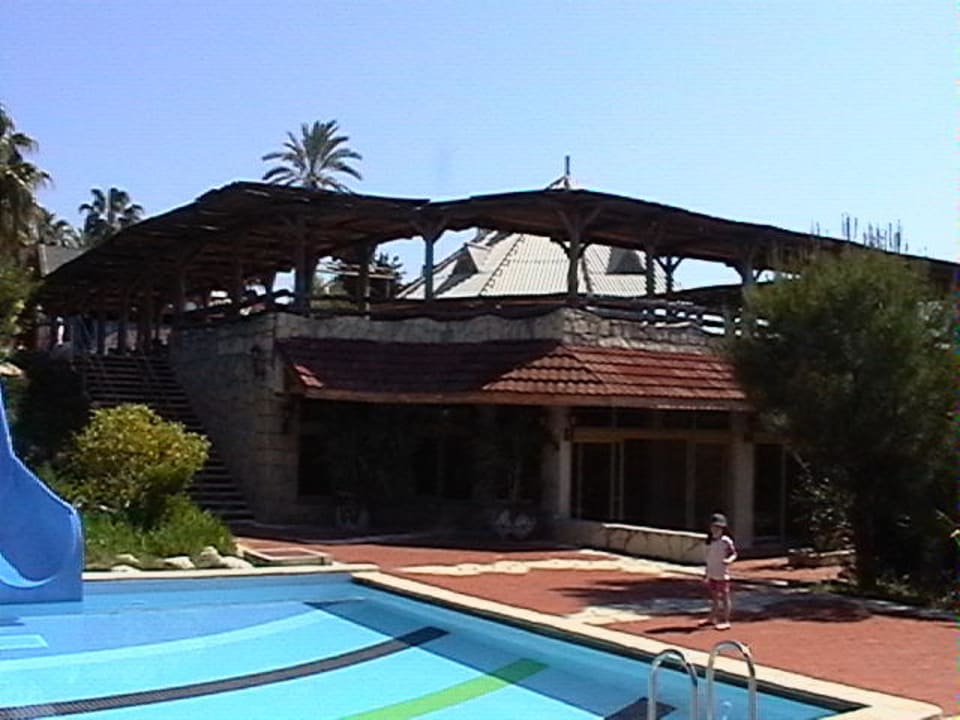 Der Blick vom Rutsche-Pool zum Kinderclub Hotel Defne Garden