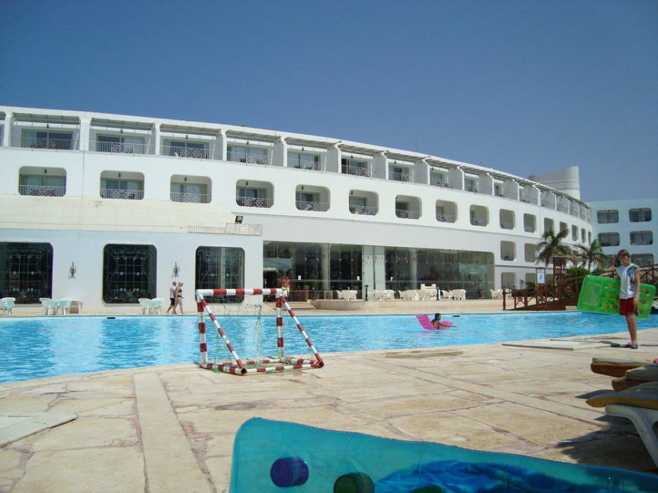 Hotel vom Pool aus Titanic Resort & Aqua Park