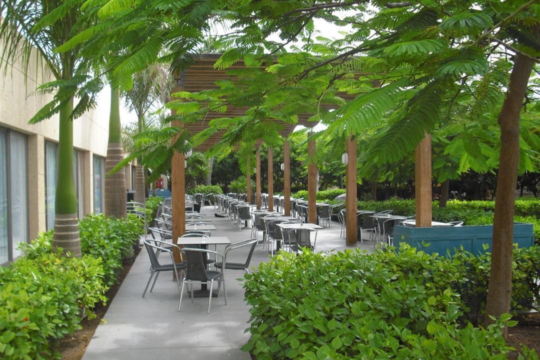 Terrasse fürs Frühstück  SBH Hotel Taro Beach