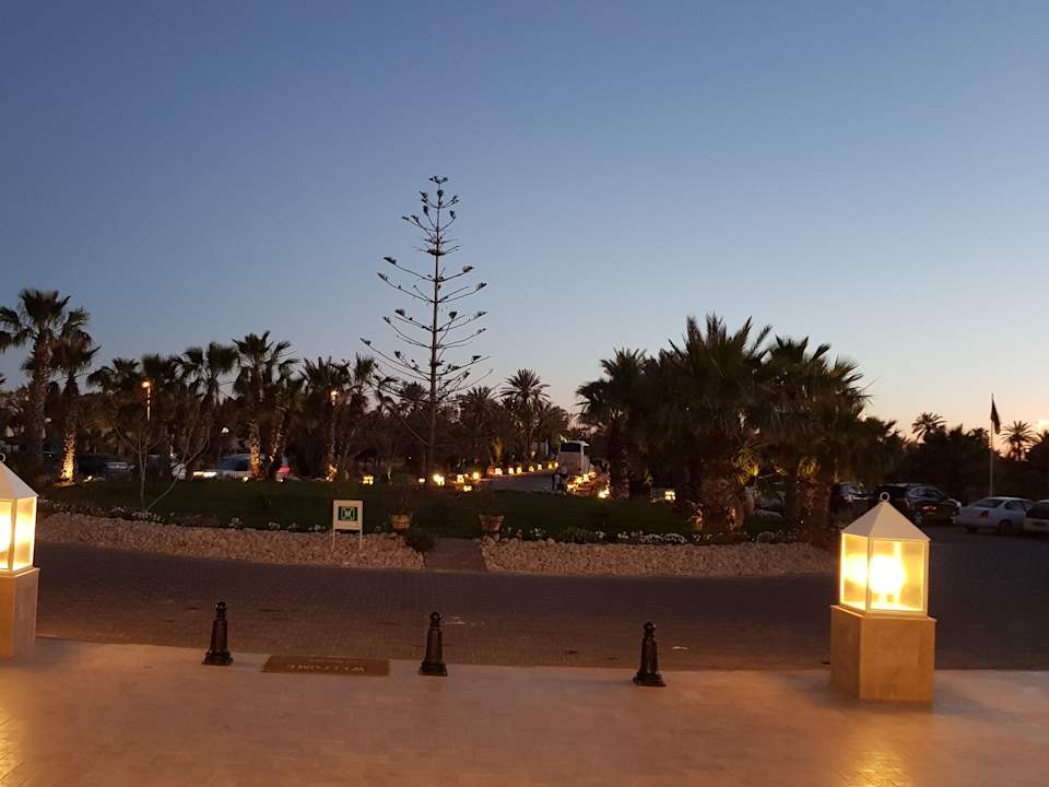 Der Weg vom Hotel zur Straße Iberostar Waves Mehari Djerba