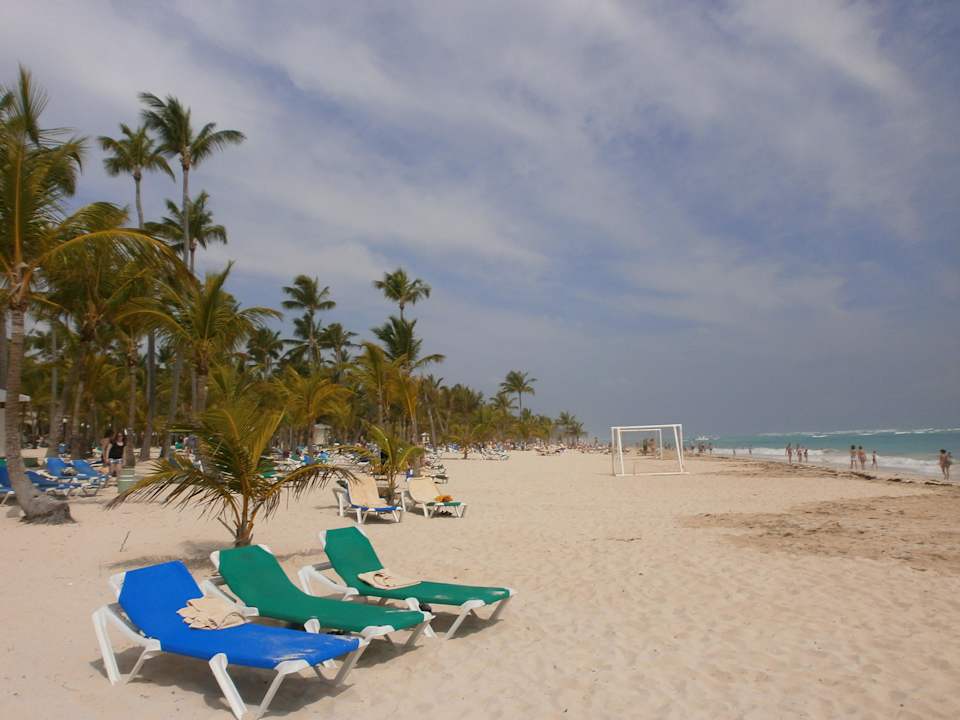 Przed hotelem Hotel Riu Bambu