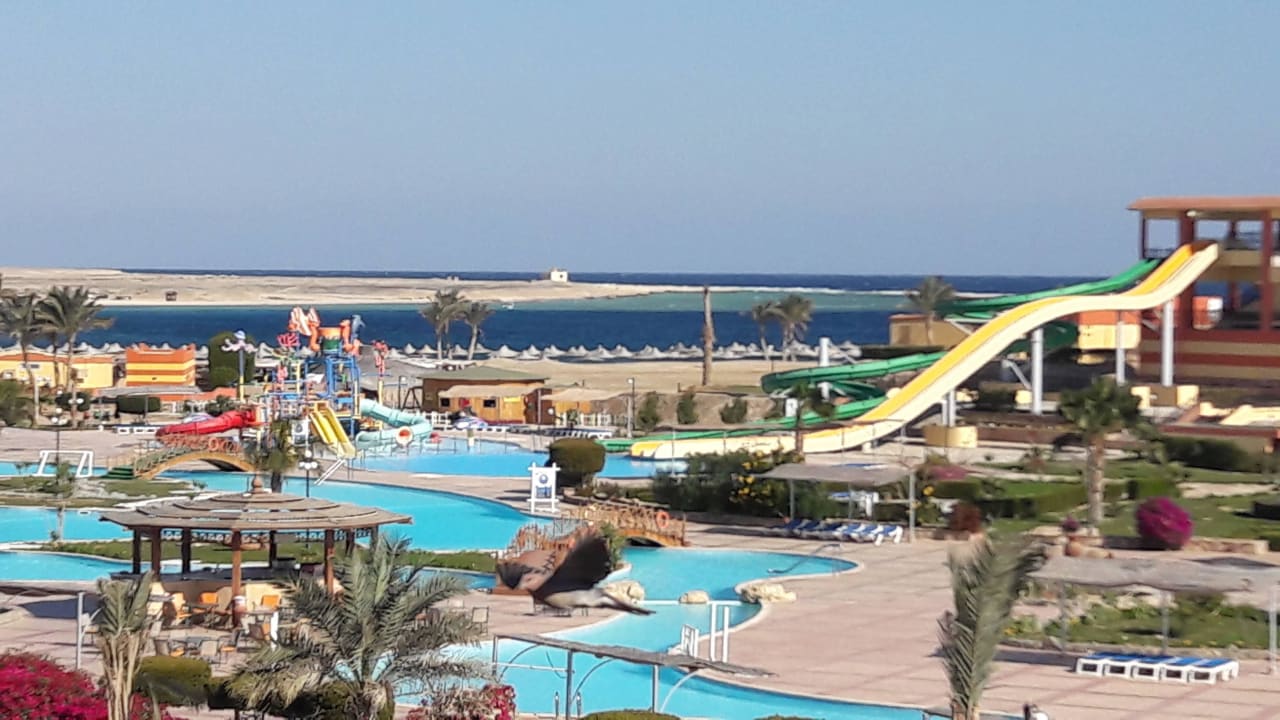 Blick auf einen Teil der Hotelanlage Malikia Resort Abu Dabbab