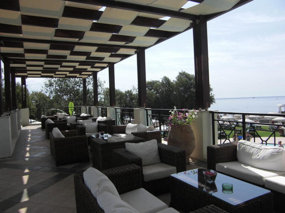 Schöne Sitzgelegenheit mit Blick aufs Meer Hotel Calypso Beach