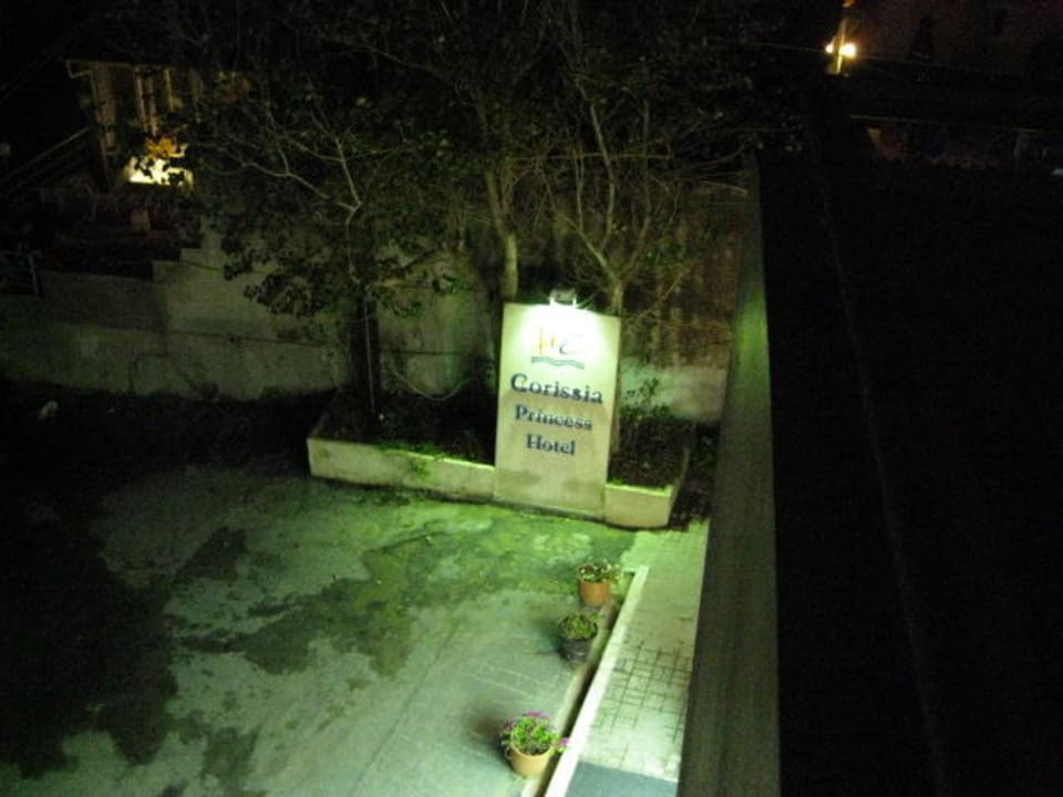 Blick vom Balkon der Suite auf den Eingangsbereich Hotel Corissia Princess