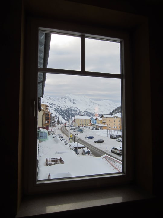 Ausblick vom Stiegenhaus-Fenster Das Schütz am Obertauern