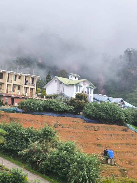 Ausblick Araliya Red - Budget friendly Hotel- Where you find stunning 360 panoramic view of Nuwara Eliya