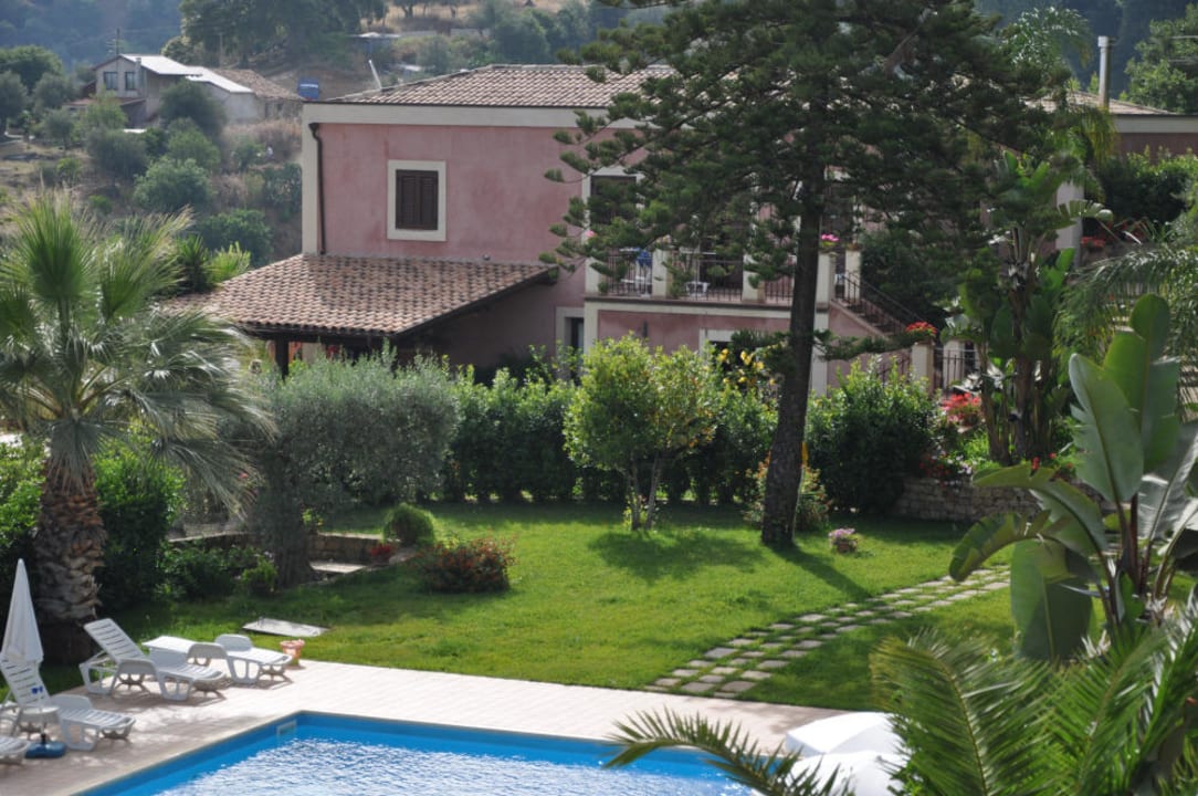 Das Hotel vom Pool aus gesehen Agriturismo Villa Luca