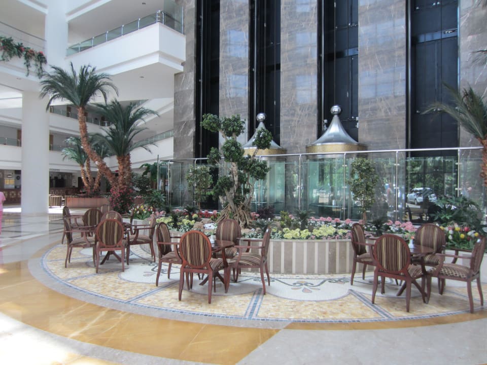 Der Blick zu den tollen Aufzügen Saphir Resort & Spa