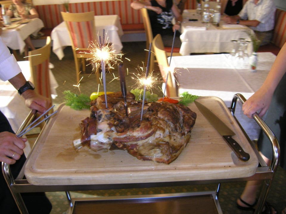 Flambierte Schweinskeule Römer Art Panoramahotel Wildschütz