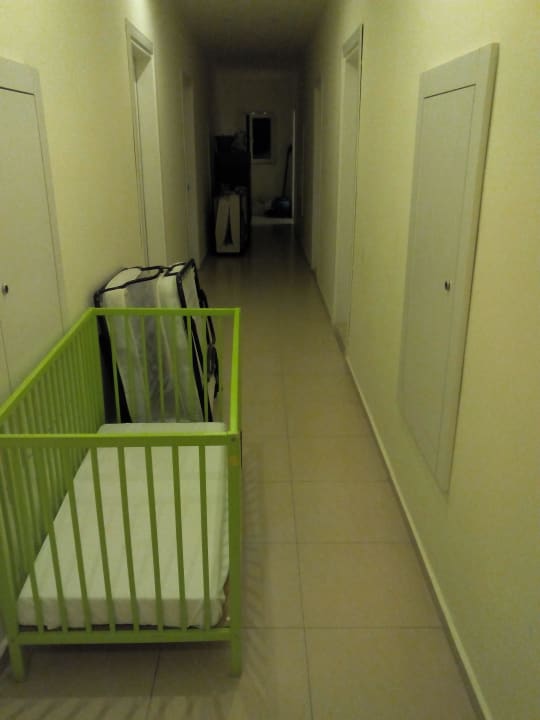 Zugemüllter Zimmergang Dream Family Club