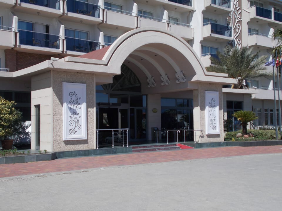 Haupteingang/Busanfahrt Seaden Corolla Hotel