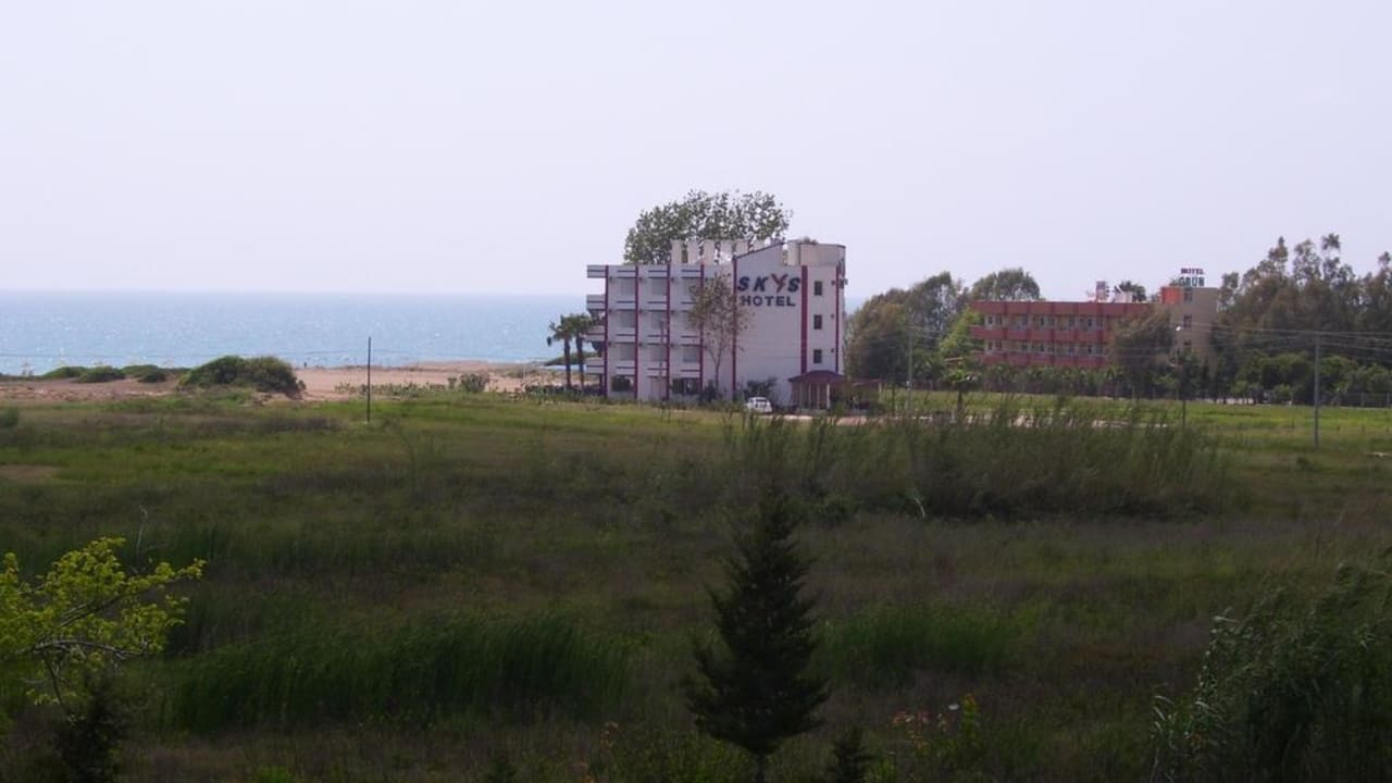 Skys Hotel Blick von der Straße Skys Hotel