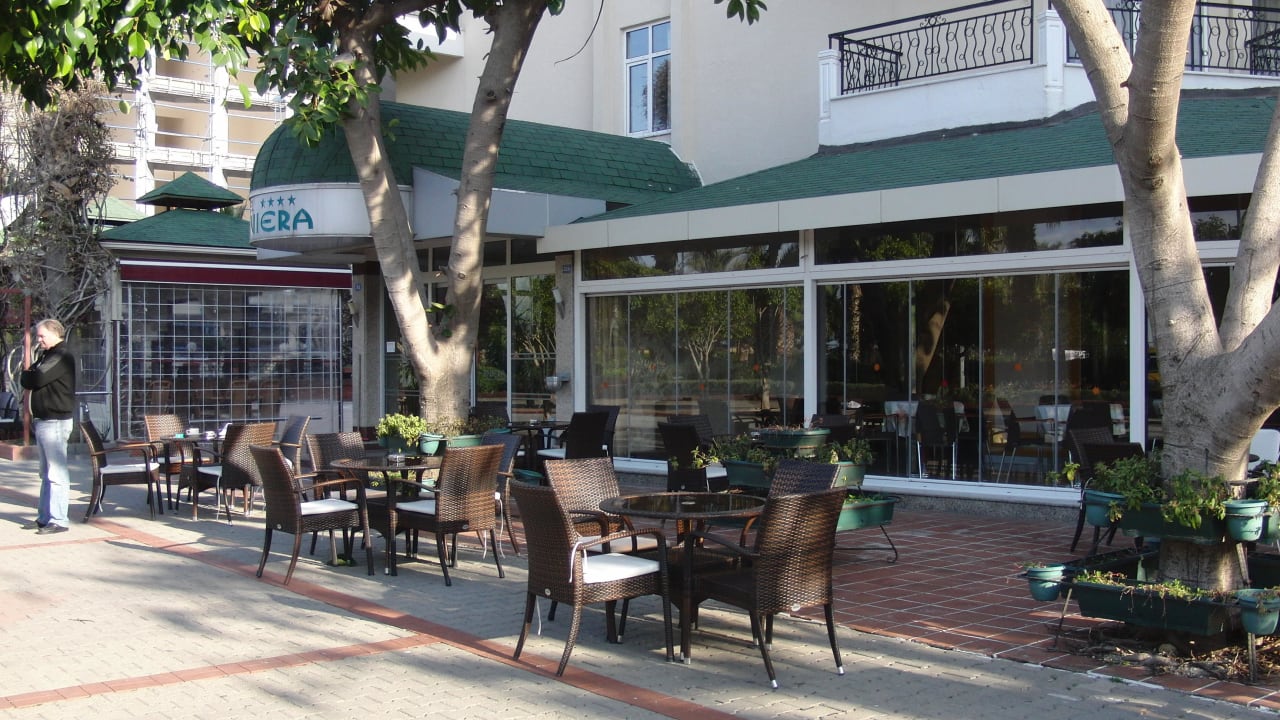 Vor dem Hotel Riviera Hotel & Spa