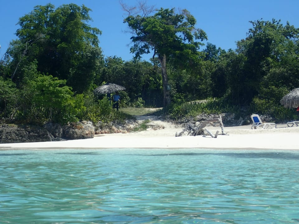 Kleiner Teilblick auf Strand vom Wasser her Paradisus Rio de Oro Resort & Spa - Adults only