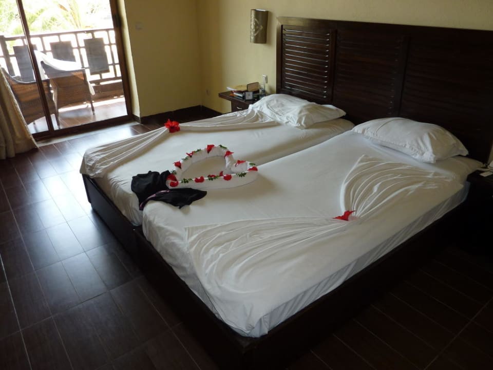 Schön geschmücktes Bett  Hotel Paradis Palace