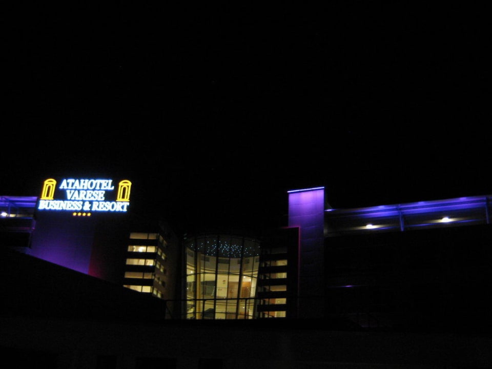 Nachtansicht UNAHOTELS Varese