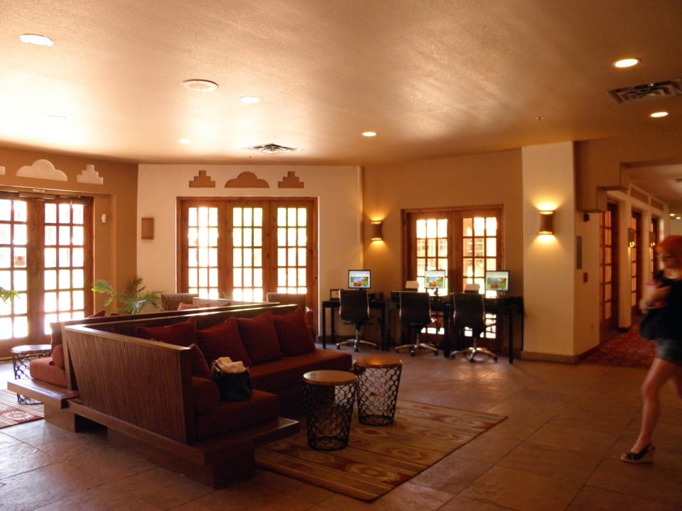 Im Hintergrund die Internet-PCs Courtyard Page at Lake Powell